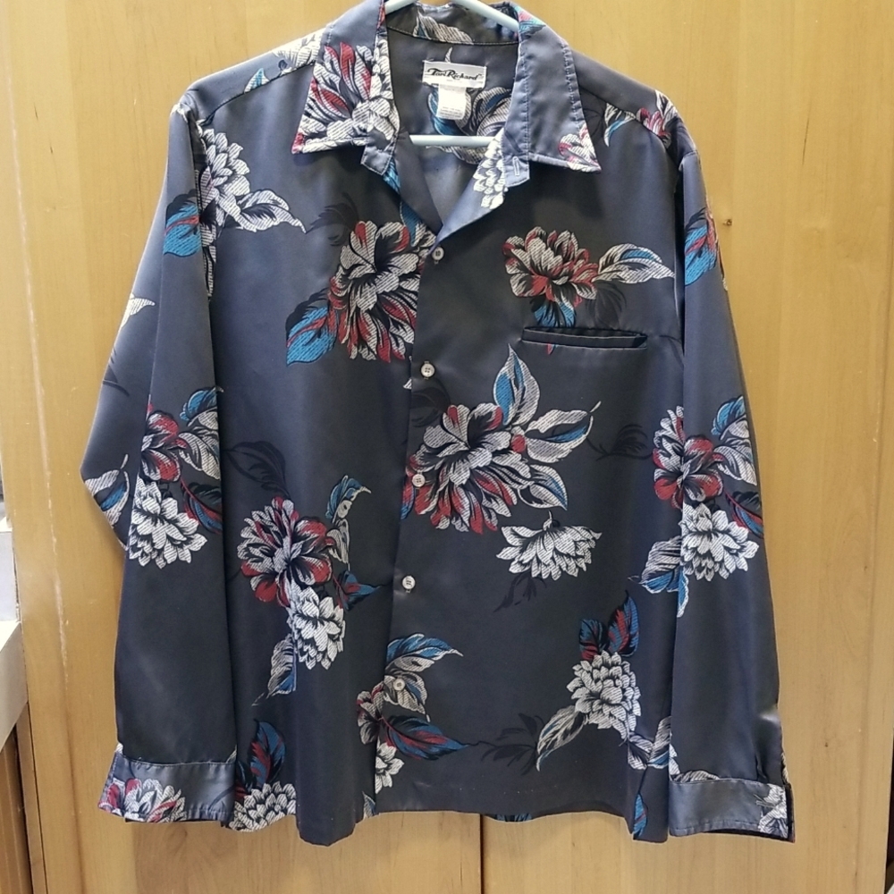 Tori Richard long sleeved button up dress shirt